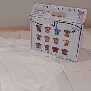 Tie Dye Kit comes with 5 new white shirts / Art / Crafts / Summer fun!